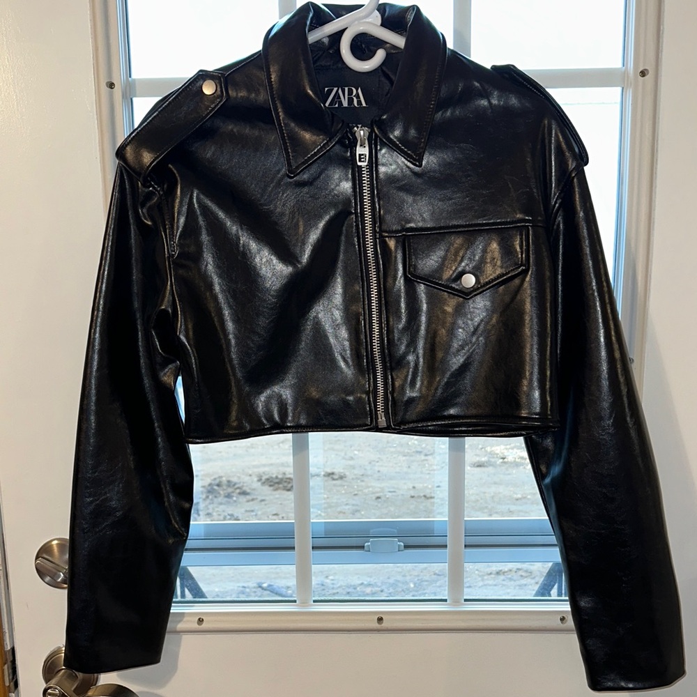 Zara Women's Shiny Black Cropped Leather Jacket